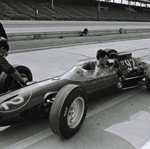 Aux essais, David Lazenby pousse la Lotus 29 avec Colin Riley  au volant sous l'oeil de Colin chapmam
© Indianapolis Motor Speedway
